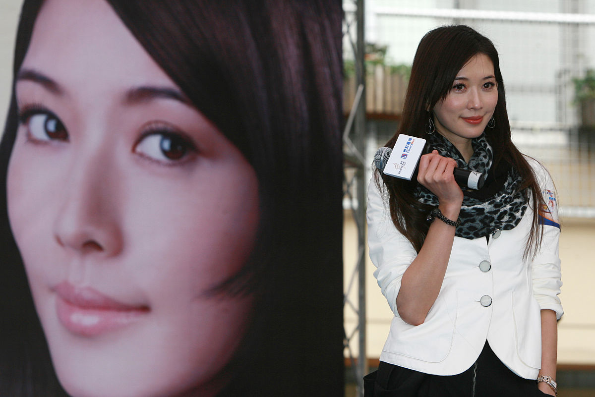 2011年1月15日,林志玲一早来到上海西郊百联购物中心露天广场,为代言