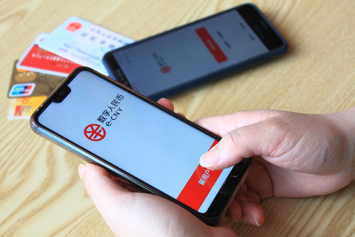 2022年1月4日,北京,市民在手机下载并注册体验数字人民币(试点版)app.