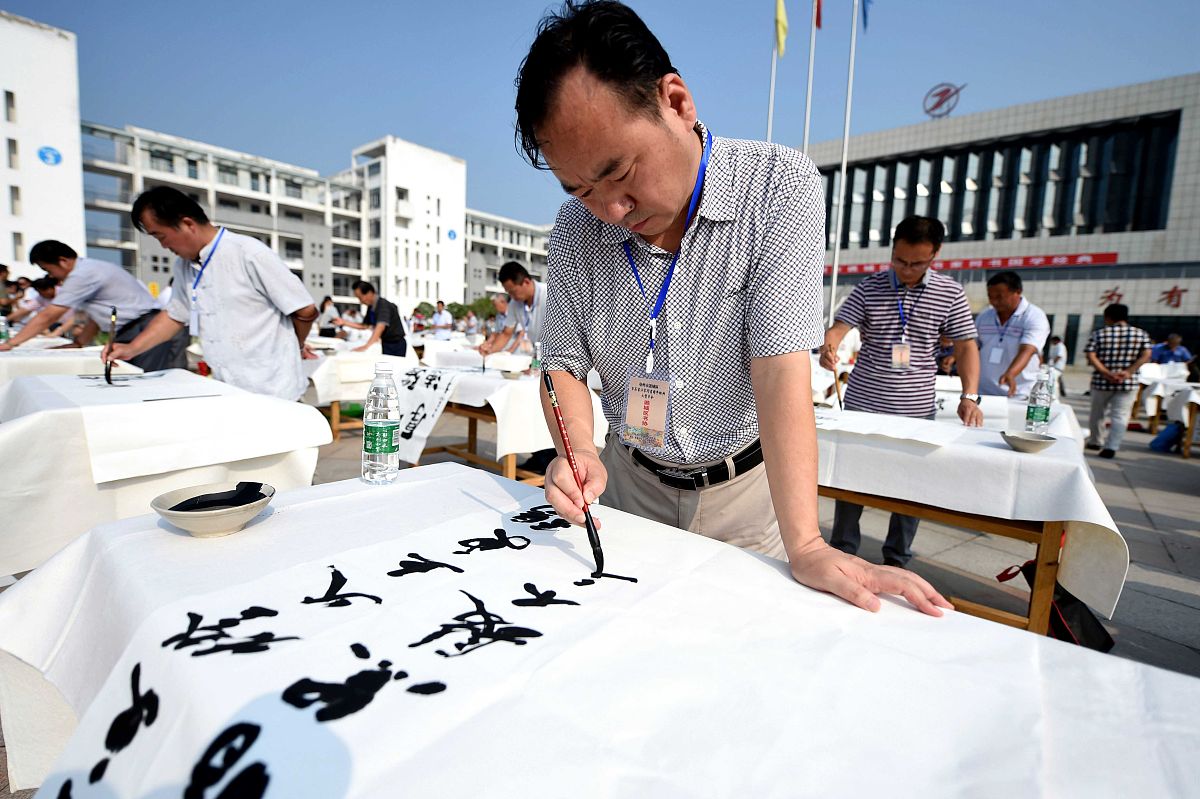 2015年08月28日,安徽亳州,谯城区举行百名书法家同书国学经典活动,100