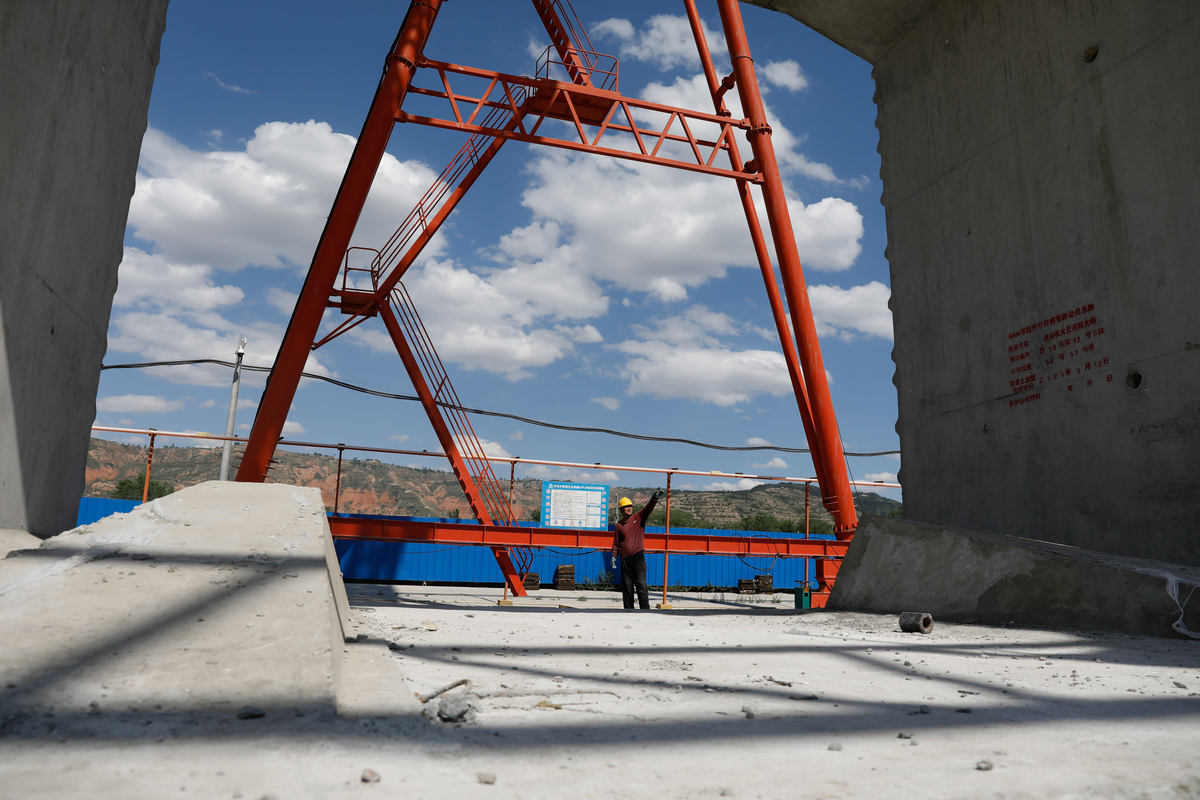 今年生产的钢筋混凝土筒节钢筋笼多为半圆柱形传统吊具吊起钢筋笼时由于其重心不位于其钢筋笼中心位置钢筋笼在吊装过程中倾斜角大不稳定。 扩展次短话