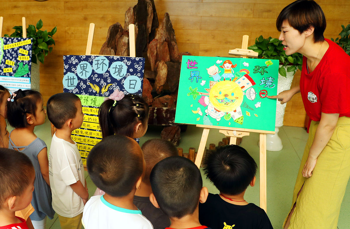 请帮我为中班小朋友陈俊宇小朋友写一篇成长与发展建议 纸老虎 喜欢说一些吓人的话 刚开学总是围绕在老师身边找不到自己喜欢做的事 慢慢的喜欢了画画 有了自信心 交到了朋友 遇到困难犯了错会给自己找借口 情绪不好的时候会动手打人 希望遵守规则 和小朋友和睦相处 不挑食