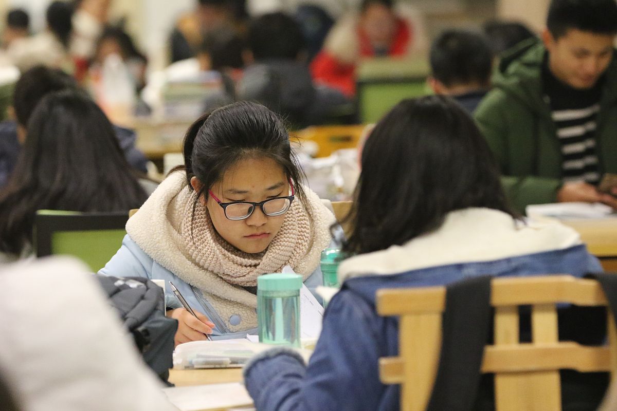 2018年1月16日,河南郑州,期末考试阶段的郑州大学校园内,大学生们正在
