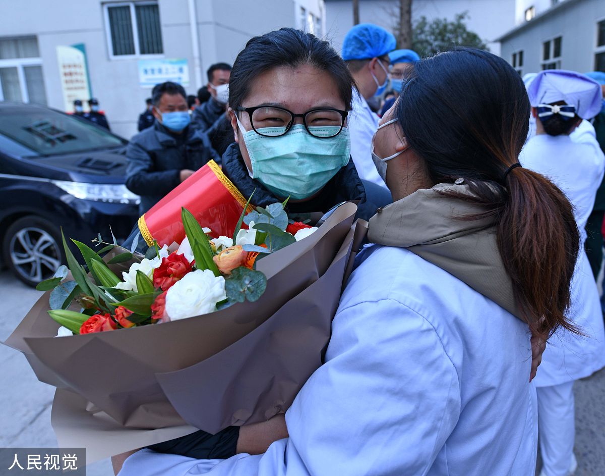 悼念英雄，泪洒人间：疫情中的悲痛与反思