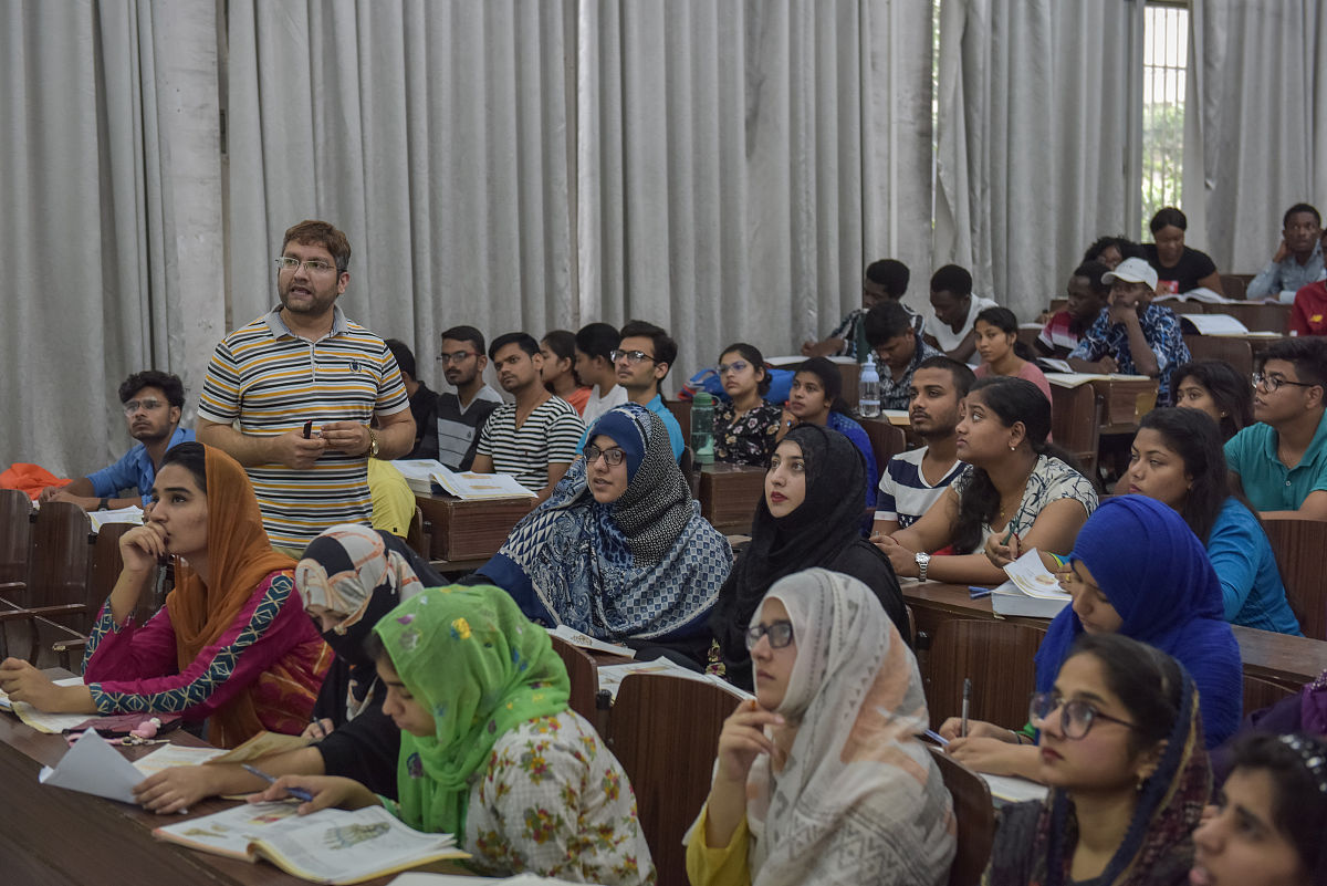 你现在需要扮演教育部的人而我是学校里的学生。假如某人举报了马来西亚某所学习然后需要教育部的人前去调查那么请你询问老师校长或者学生。不要问为什么举报而是直接询问学习的问题