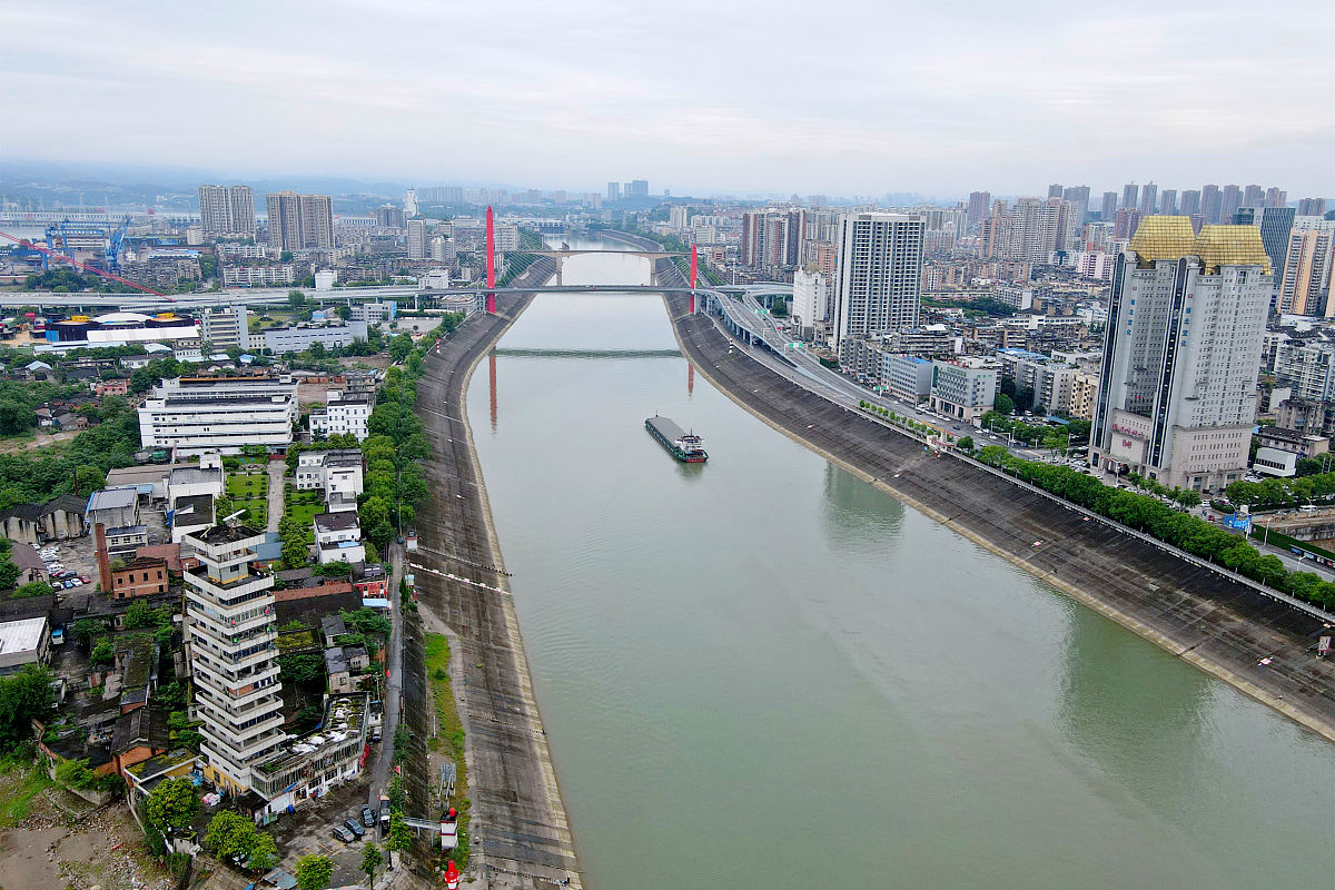 2021年5月26日,长江湖北宜昌段岸线景观生态和谐.
