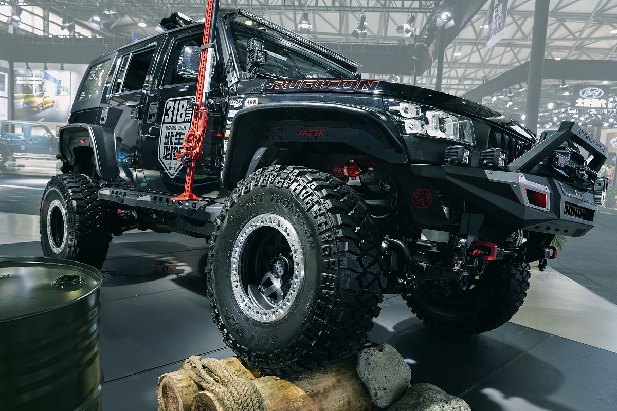 写一个时长1分20秒的以三句半形式描述硬派坦途皮卡的抖音文案