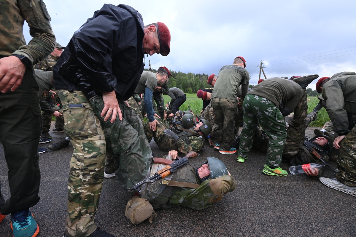 在废墟搜救场景中可能会出现惨烈的场面浓烈的气味是否会让搜救犬产生应激反应？如果有一般训犬师会通过什么样的行为进行缓解安抚？