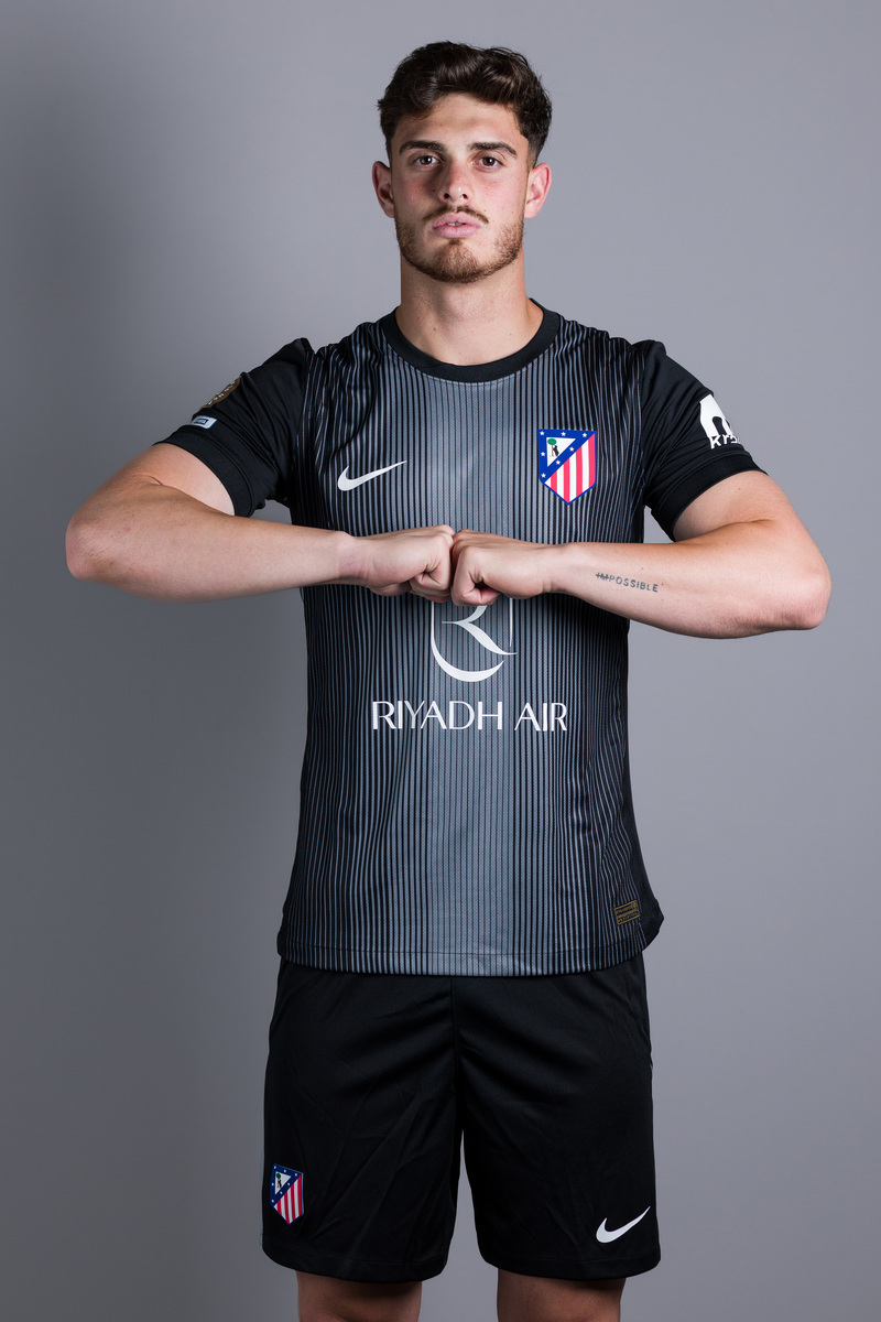 用美式英语写3条关于2021新款亚马ebay逊爆款男士夏季短袖短裤套装男士运动休闲套装 黑色的好评以及其好评标题。结果格式为输出格式为：标题+：+好评内容。