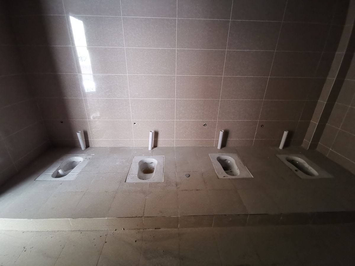 之前在农村建的房子一共三层所以卫生间是单独建的一个屋子现在我住二楼没有卫生间洗手台很不方便能不能再二楼装个卫生间我听家里人说不好弄就凑合住我想知道为什么不好弄是不能加排水管吗？