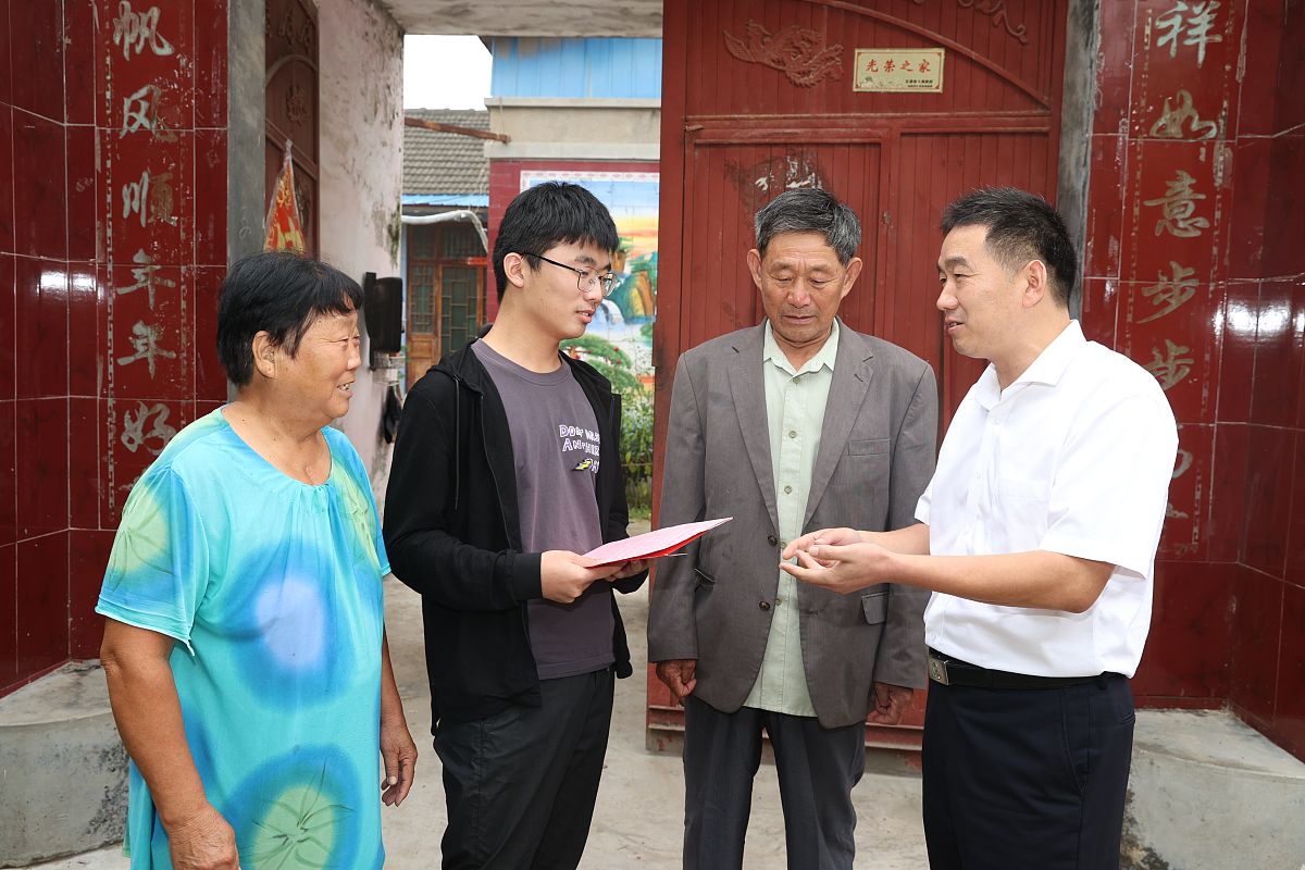 阆中师范学校帮扶干部集中研究脱贫工作，探讨新策略