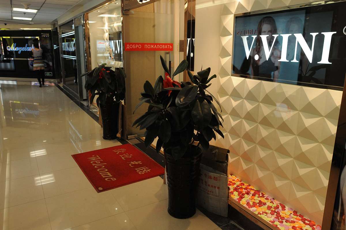 写个新闻通稿：本人在沛县地下商场CCDD品牌女装店买了几件衣服回家发现商标有其他品牌的logo宾利堡CCDD专卖店拿着别的品牌的挂上自己的吊牌这算不算欺骗消费者