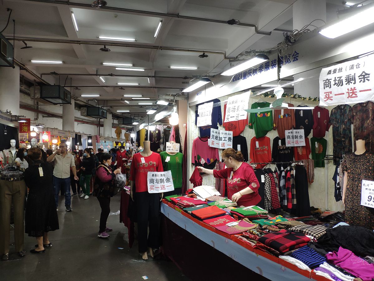 Hi GPT Please write a 800 word paragraph to explain the benefits of Access to Chinese market for Hong Kong Sportwear Business investors in Guangdong Province You may elaborate your idea with the follo