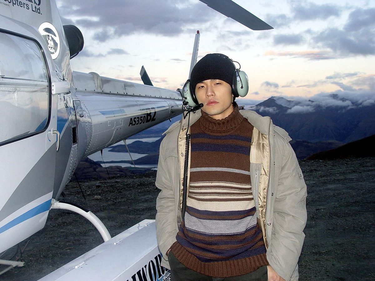 (抱歉,无法提供更大尺寸图片)2004年6月,周杰伦在新西兰为美特斯邦威