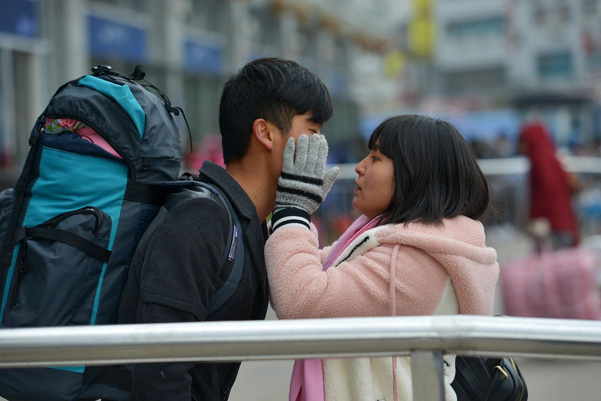 你作为男朋友的身份需要尽量的有感情的回答我