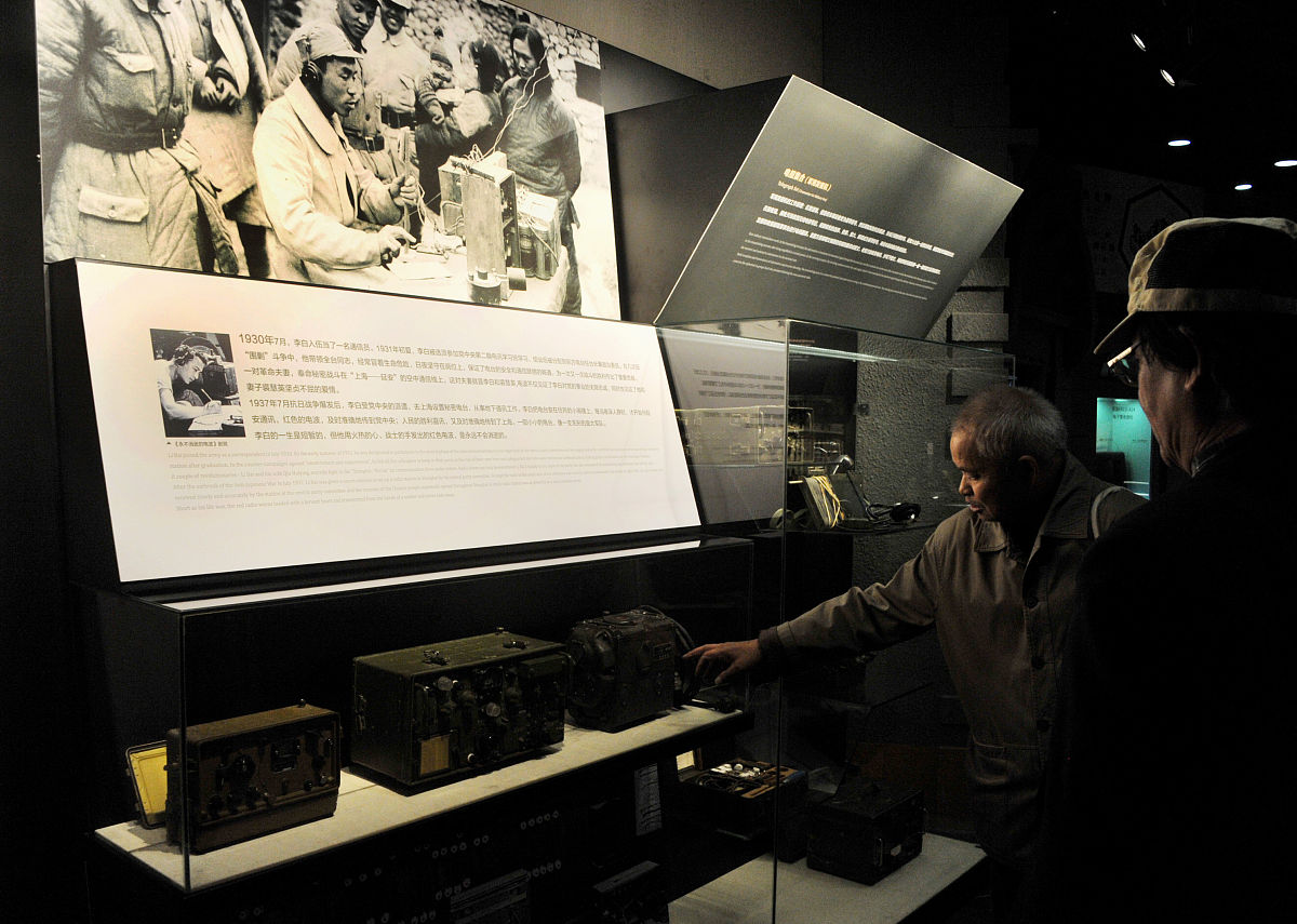 请结合《关于中共中央关于全面深化改革若干重大问题的决定的说明》和《努力开创中国特色社会主义事业更加广阔的前景》这两篇文章从政治和理论高度写一个保险公司主题教育读书班总结讲话。要求提出三点要求：坚守发展初心把握金融保险的政治性人民性相信保险业在社会发展中的地位和作用看好行业发展前景。坚定变革创新面对诸多困难和问题要从全局、从发展角度去破局。坚持实事求是深入开展调查研究了解一线呼声、解决实际问题、破解