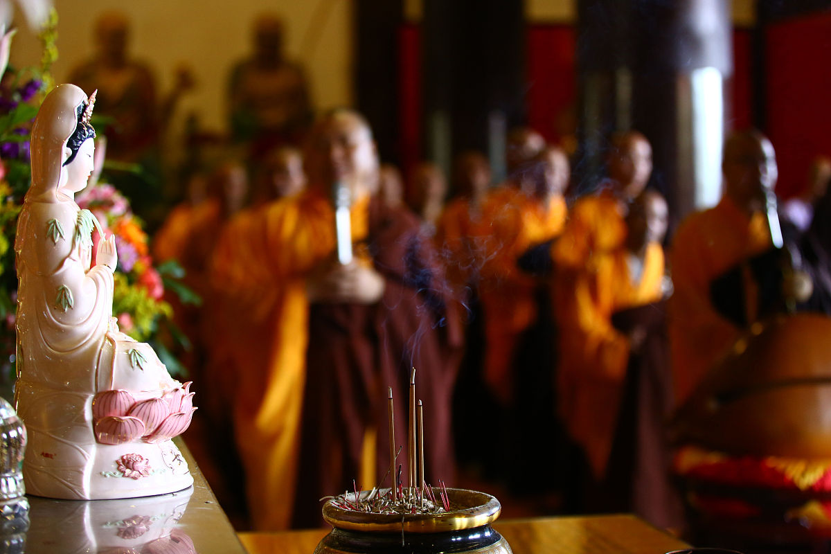 拜佛晚上能喝酒吗帮我用180字详细描述