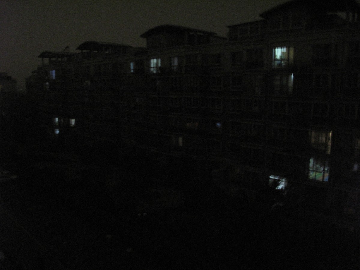 6月16日中午12时,北京南城某小区白天已经变成黑夜,不