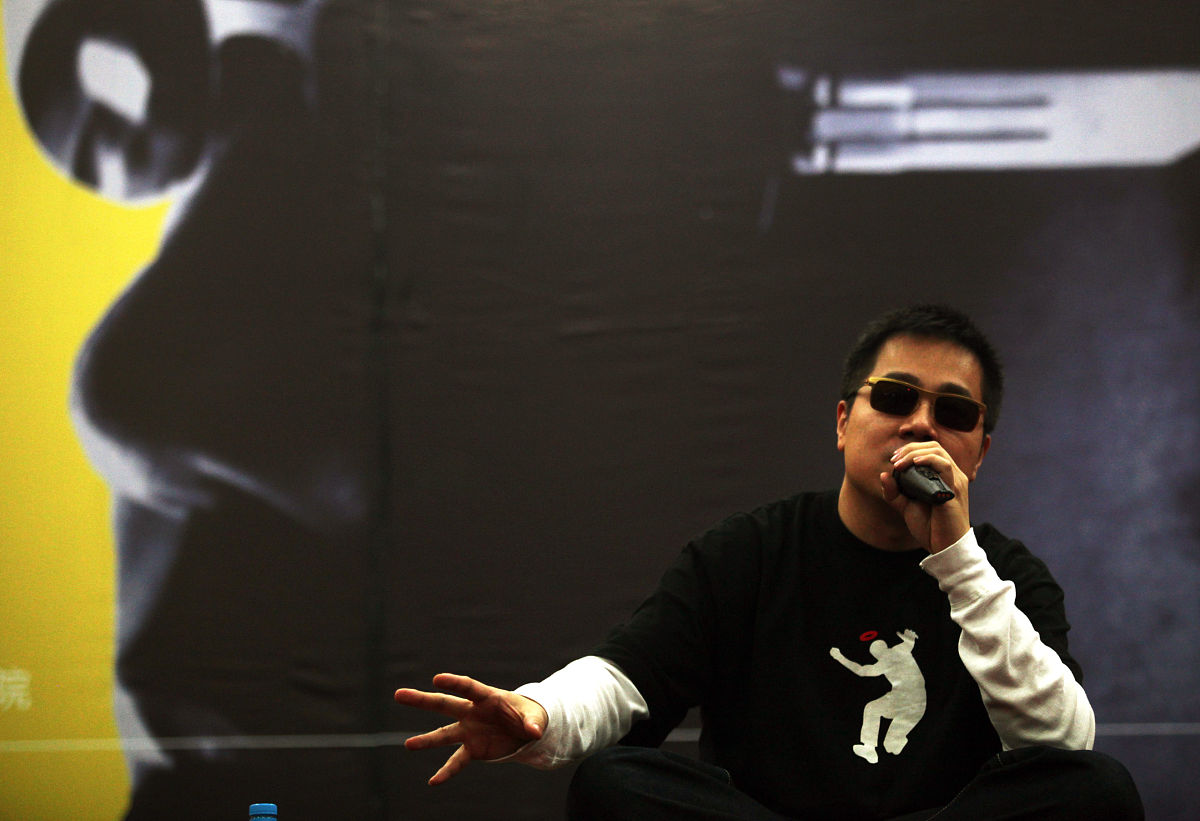 关于对小学语文课标的分析小学语文课标是指教育部发布的小学语文教学大纲它是小学语文教育的基本指导文件对小学语文教育的目标、内容、方法等方面进行了系统规划和阐述。以下是对小学语文课标的分析：1 目标：小学语文课标的目标是培养学生的语言文字表达能力、阅读能力、思维能力、审美能力和文化素养等方面的综合能力。同时还要促进学生的品德、情感和身心健康的全面发展。2 内容：小学语文课标的内容包括语文知识、语文技能