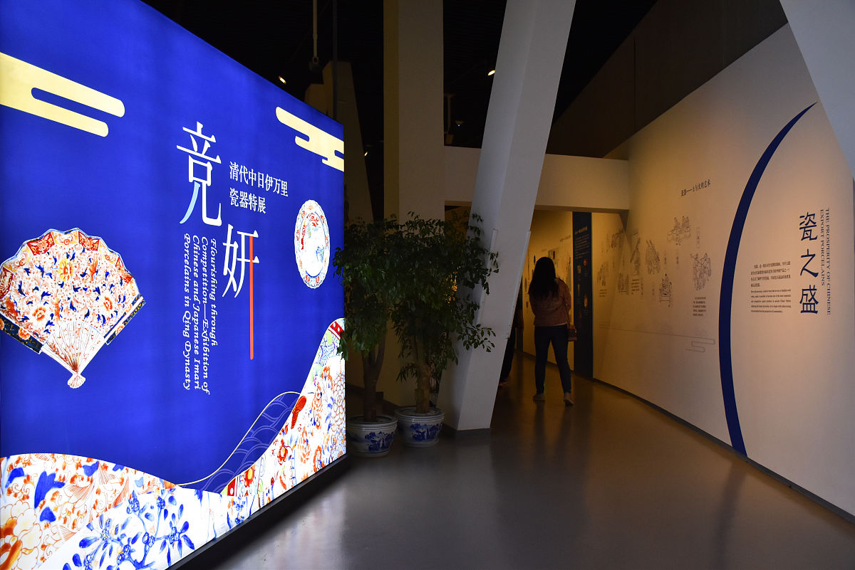 请列举10个受众群体消费能力强并且购买意愿强的冷门小众商品。