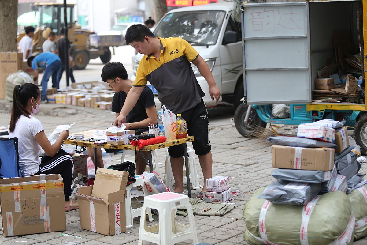 提出校园快递服务的研究不仅有利于校园环境的改善和服务质量的提升，文中提出了校园快递服务存在的主要问题。换个表达
