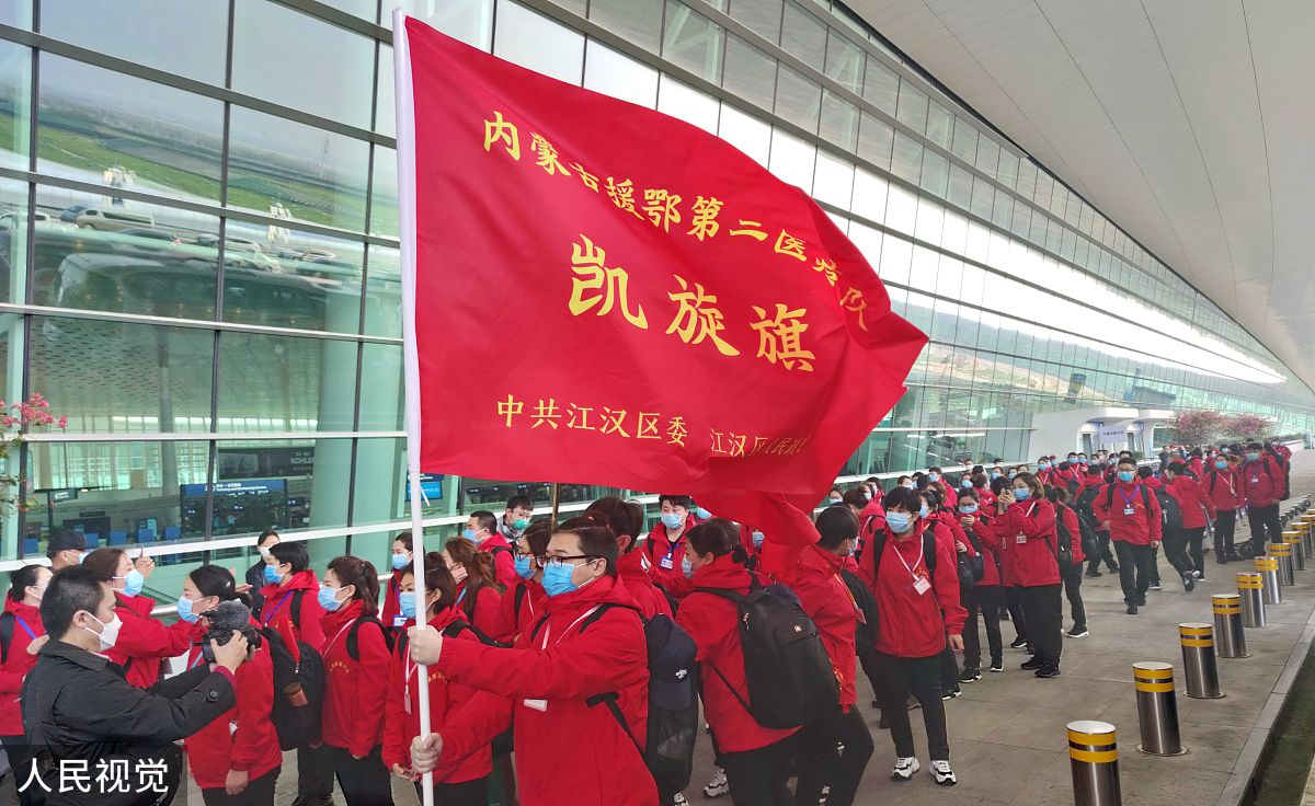 成都铁路学校石家庄铁路职业技术学院志愿者参与交通协管，助力省内交通安全