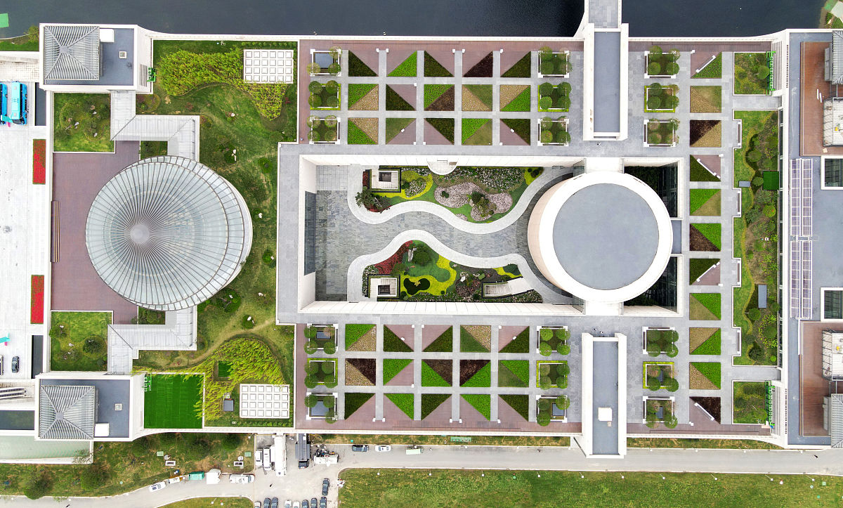 摘要：本文通过对北京服装学院校园中心草坪景观的实地调查和分析指出了其存在的设计不合理之处。首先草坪的规划与周边建筑物的比例不协调导致视觉上的不和谐；其次草坪缺少相应的配套设施无法满足师生日常活动的需求；最后草坪的维护管理存在欠缺影响了其美观程度。针对这些问题本文提出了相应的改进措施旨在提高校园景观的品质和实用性。引言：北京服装学院作为一所著名的艺术类高等学府其校园环境一直备受关注。然而在校园中心的