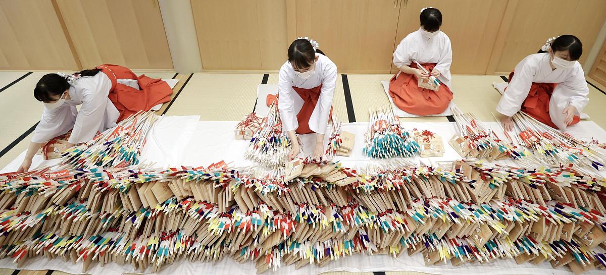 当地时间2020年12月7日,日本名古屋市,<strong>巫女</strong>们佩戴口罩在热田神宫内