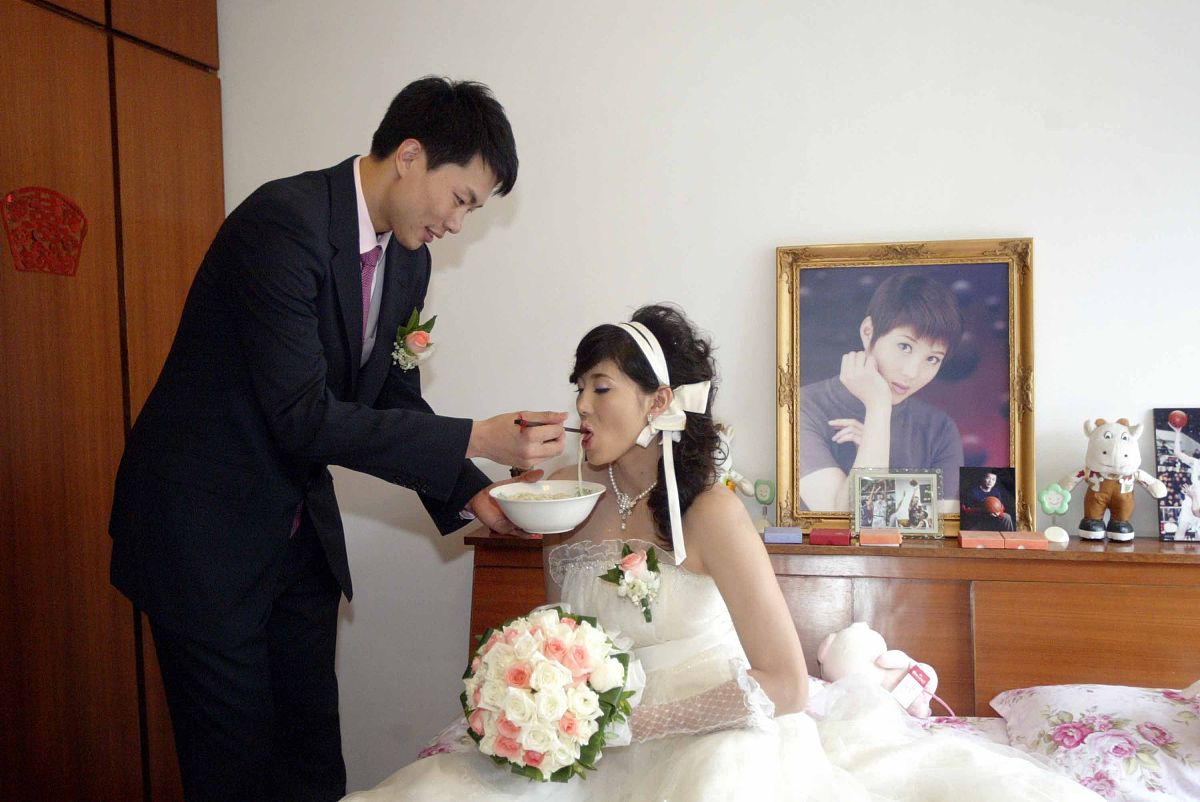 结婚当前 女方家里的父母 不跟女儿住在一个酒店里 住男方朋友家 合适吗