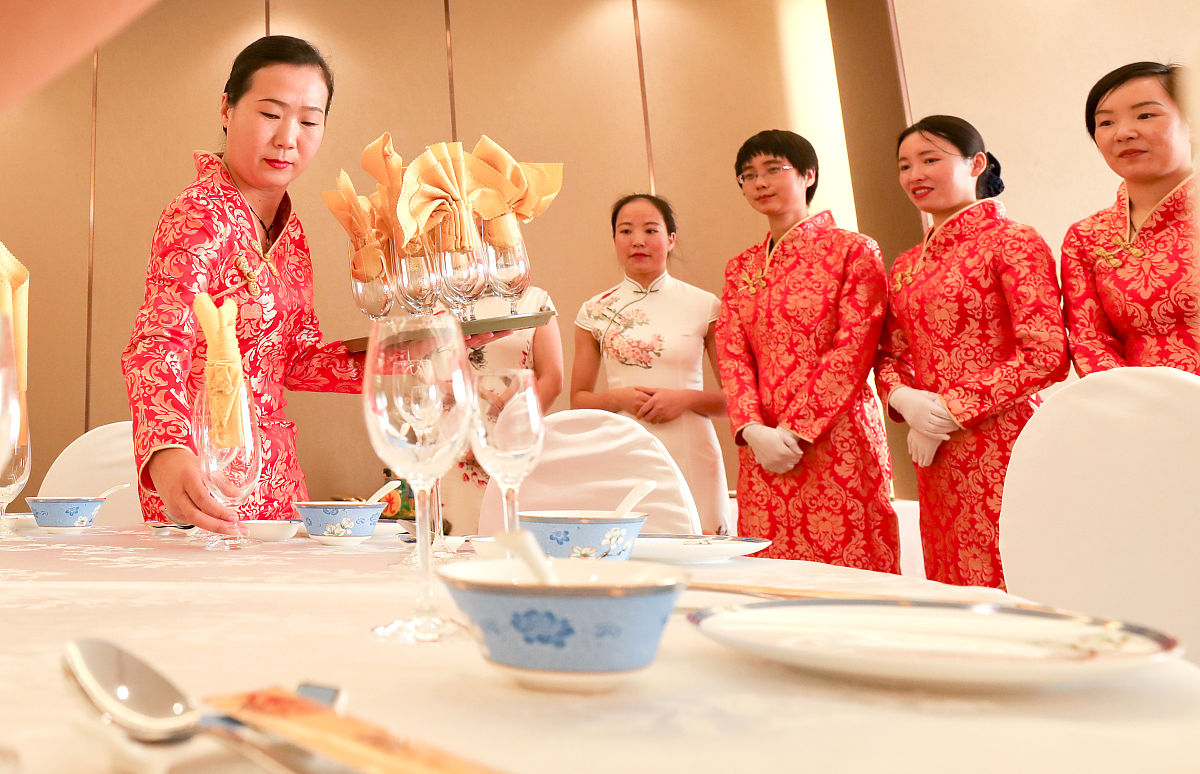 2020年12月5日,甘肃张掖 旅游服务行业技能大赛上,参赛选手正在进行餐