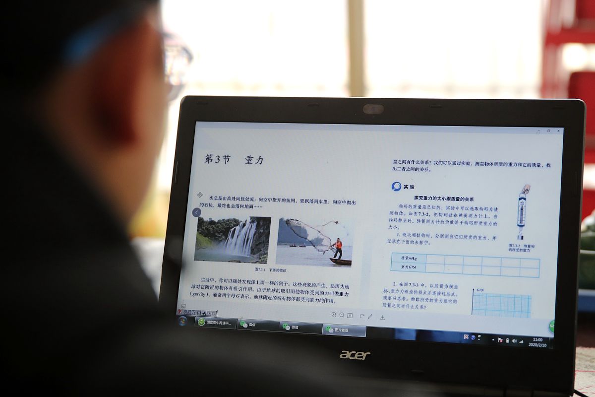 我要用Jupyter写一个用tkinter界面实现人机交互功能的有以下功能：能基于机器学习实现分类预测。请帮我写一个参考性代码