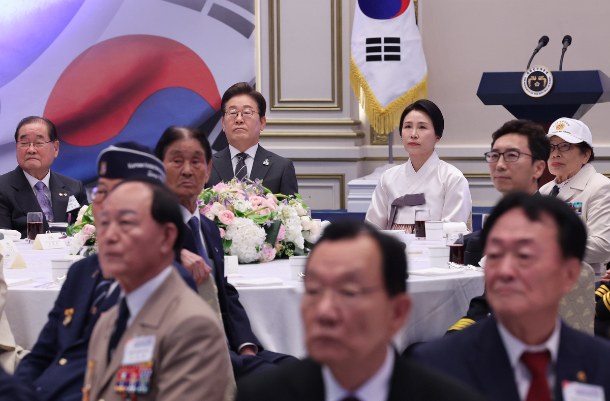 结合一下内容并以《韩流在中国的传播及其对中韩关系的影响》为题写出引言部分不少于300字。自古以来韩国就和中国有着亲密的联系 韩国不仅受到中国经济、文化开放的直接和间接影响 同时也影响着中国。在中国开放政策的影响下 中国大众文化受到韩国文化影响也很多。这种影响中国大众文化的韩国文化被称为韩流。在文化方面 对中国文化产业的发展起到了促进作用;社会方面 对中国青少年的影响也较大。 韩流在中国的传播除了众