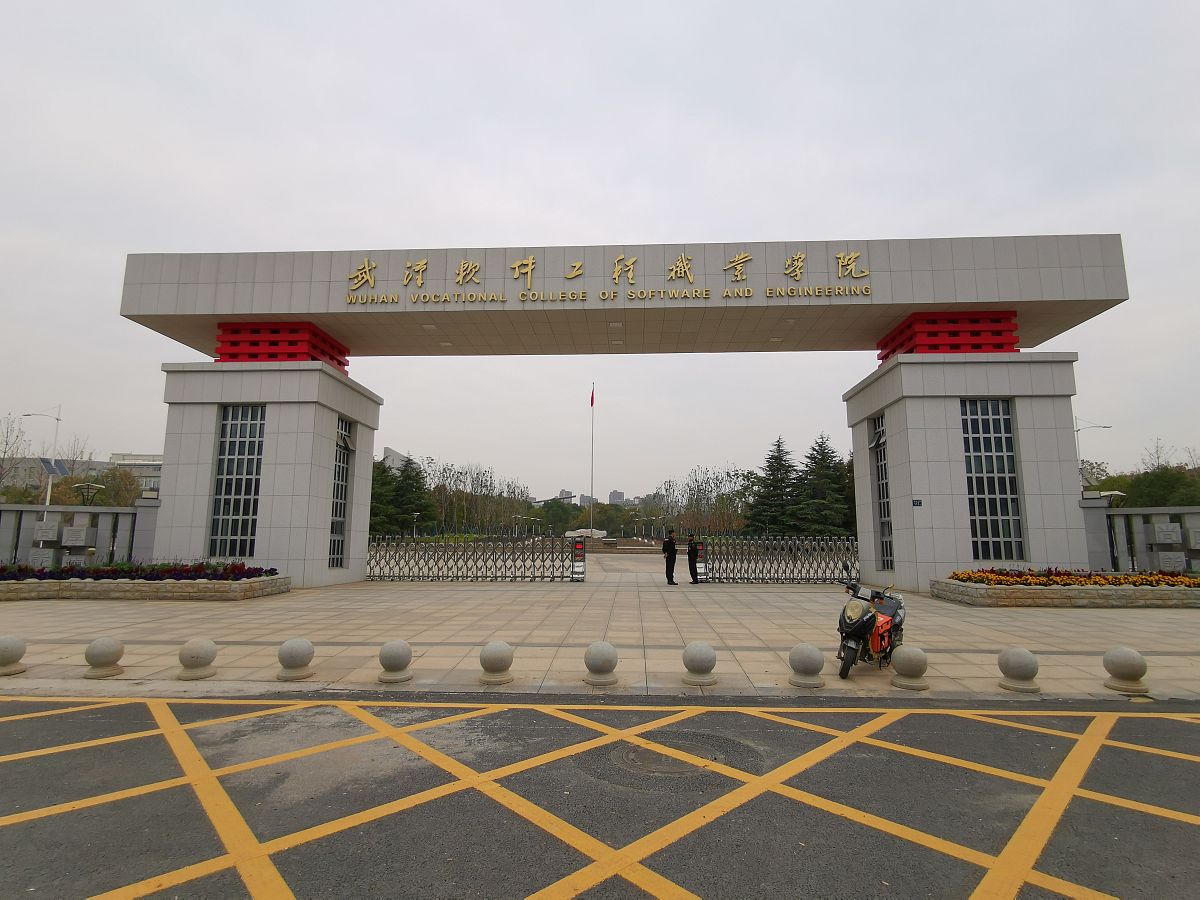 「成都铁路学校哪所好」成都学生读铁路学校去哪所学校好