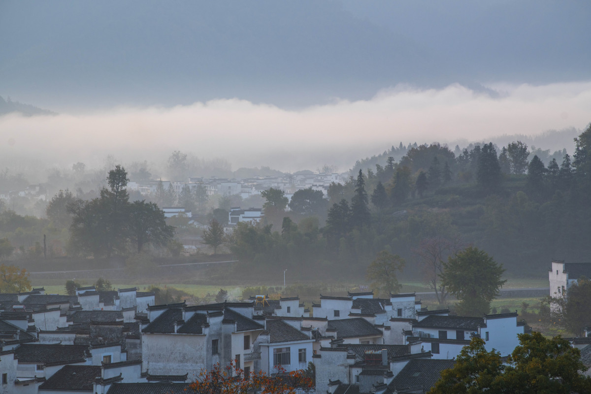 黄山,位于中国安徽省南部,因其别具一格的奇山,古松,怪石,云海等自然