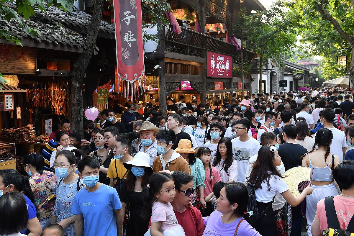对以下内容进行补充和展开：研究结论：1 成都宽窄巷子的游客满意度受到多个因素的影响包括旅游者的认知因素、信息搜寻行为、忠诚度、旅游目的地因素等。2 游客对于景区的历史文化、建筑特色、文艺气息等方面有着高度的关注和评价。3 成都宽窄巷子应该注重游客满意度的提升加强游览体验和服务质量以吸引更多游客前来游览提升景区的知名度和品牌价值。建议：1 加强景区的宣传和推广力度提高游客对景区的认知度和了解度。2