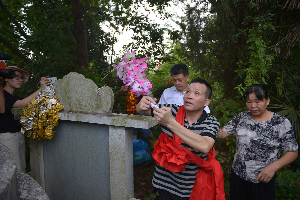 就是追求我的男生现在我跟他说好了我们是朋友就是他下周一要去集训我要不要发条信息他告诉我他爸去世了他妈改嫁了我要不要给他点鼓励发个信息？这样适合吗？