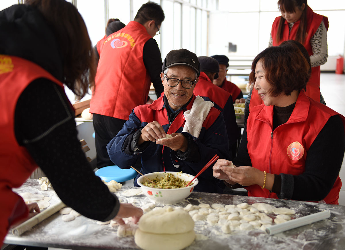 冬至志愿服务去敬老院包饺子过程