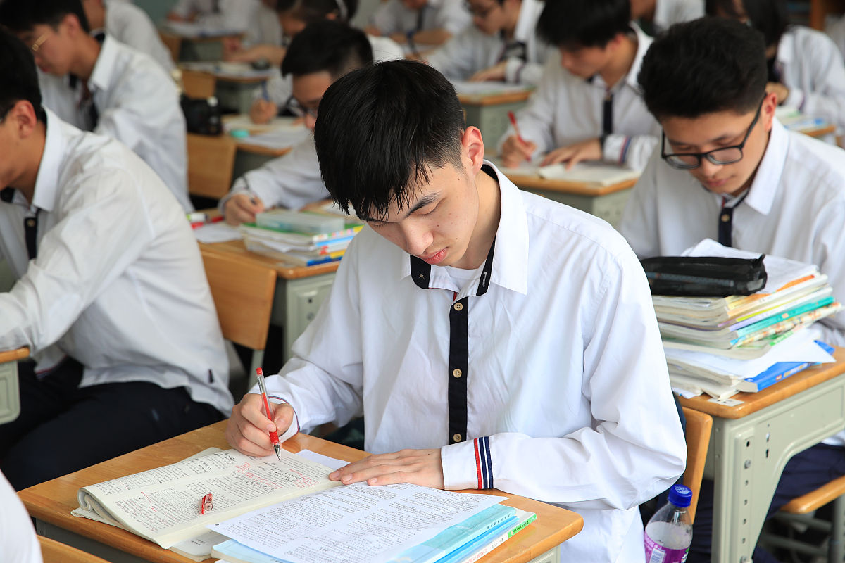 2020年6月9日,浙江宁波,宁波荣安实验中学的高三学生在教室里学习,认