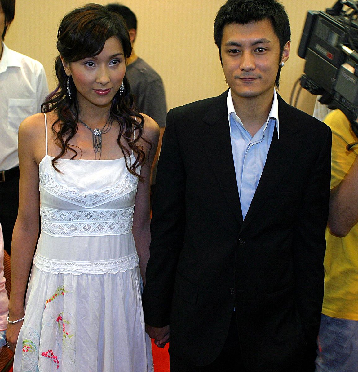 2005年7月14日,40集跨年代情感大戏《浴火凤凰》在上海隆重开机.杨恭