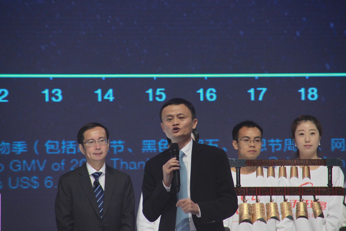 2015年11月11日晚10点30分,美国纽约证券交易所在北京"水立方"专为201