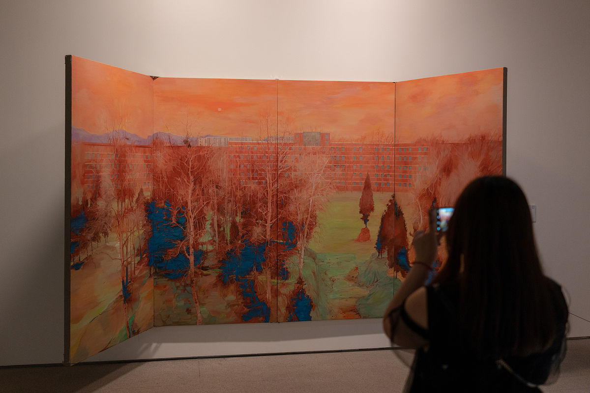 2019年5月16日,观众在中央美院博物馆观看毕业展览.