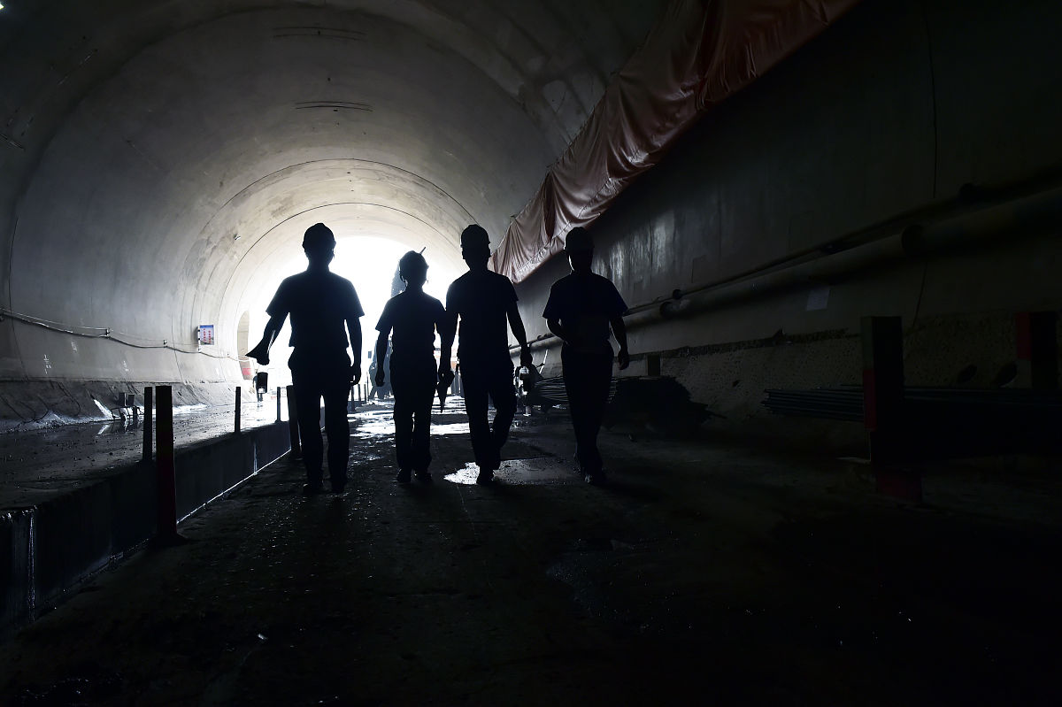 对于危险源的辨识是一成不变的它不会随着项目的不同环境的变化人员的变化施工技术条件的不同等而存在差异性这句话对不对