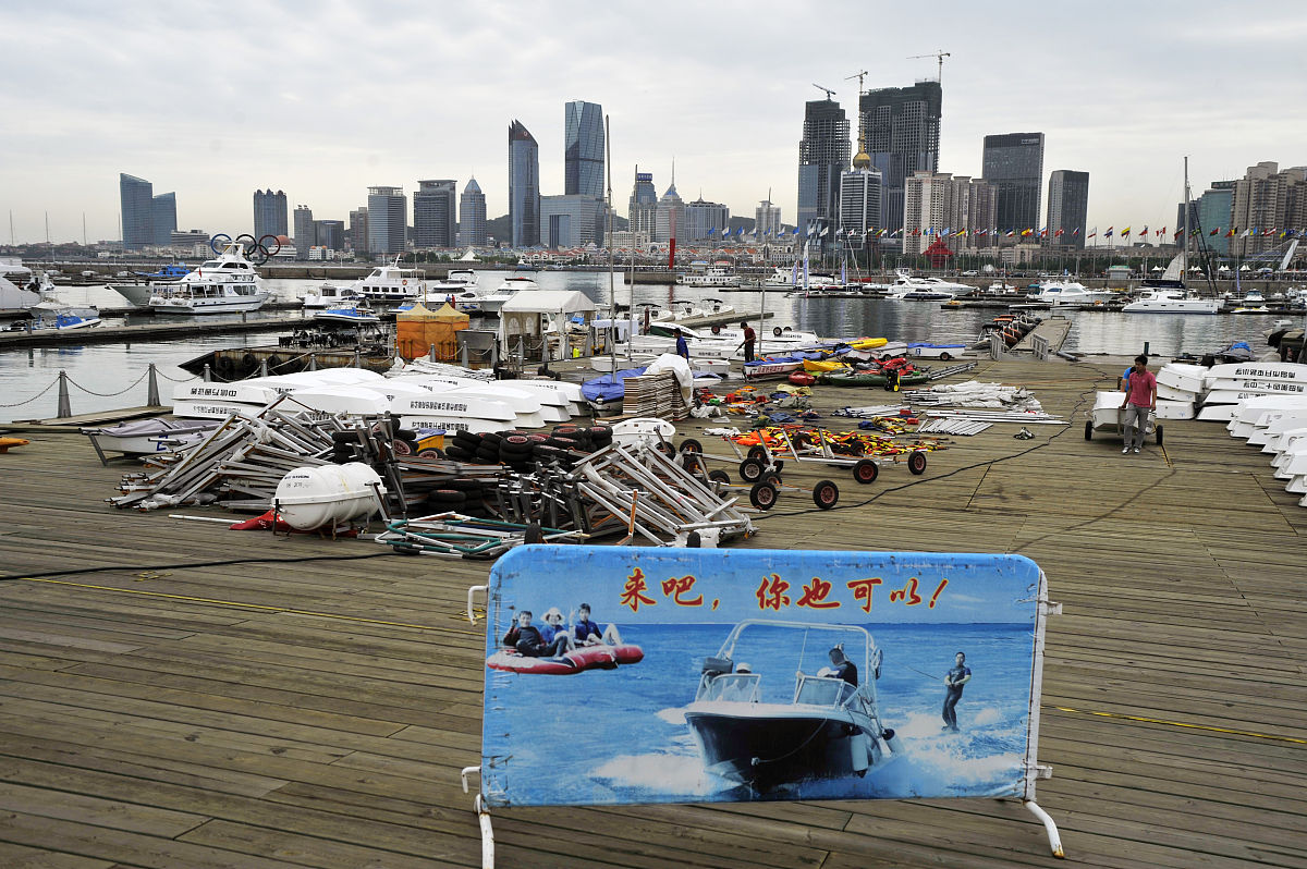 本人辽宁省沈阳市 要去山东省青岛市玩两天 需要住一晚上带女朋友一起去 预算多少钱