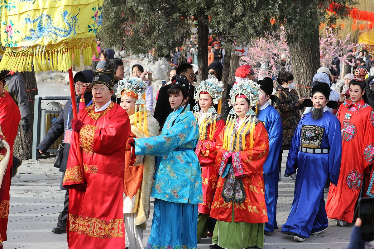 对以下内容洗稿有了贾母的这种享乐风格贾府里自然是热闹的喜庆的当家人永远有忙不完的活动没有活动也要制造活动。所以