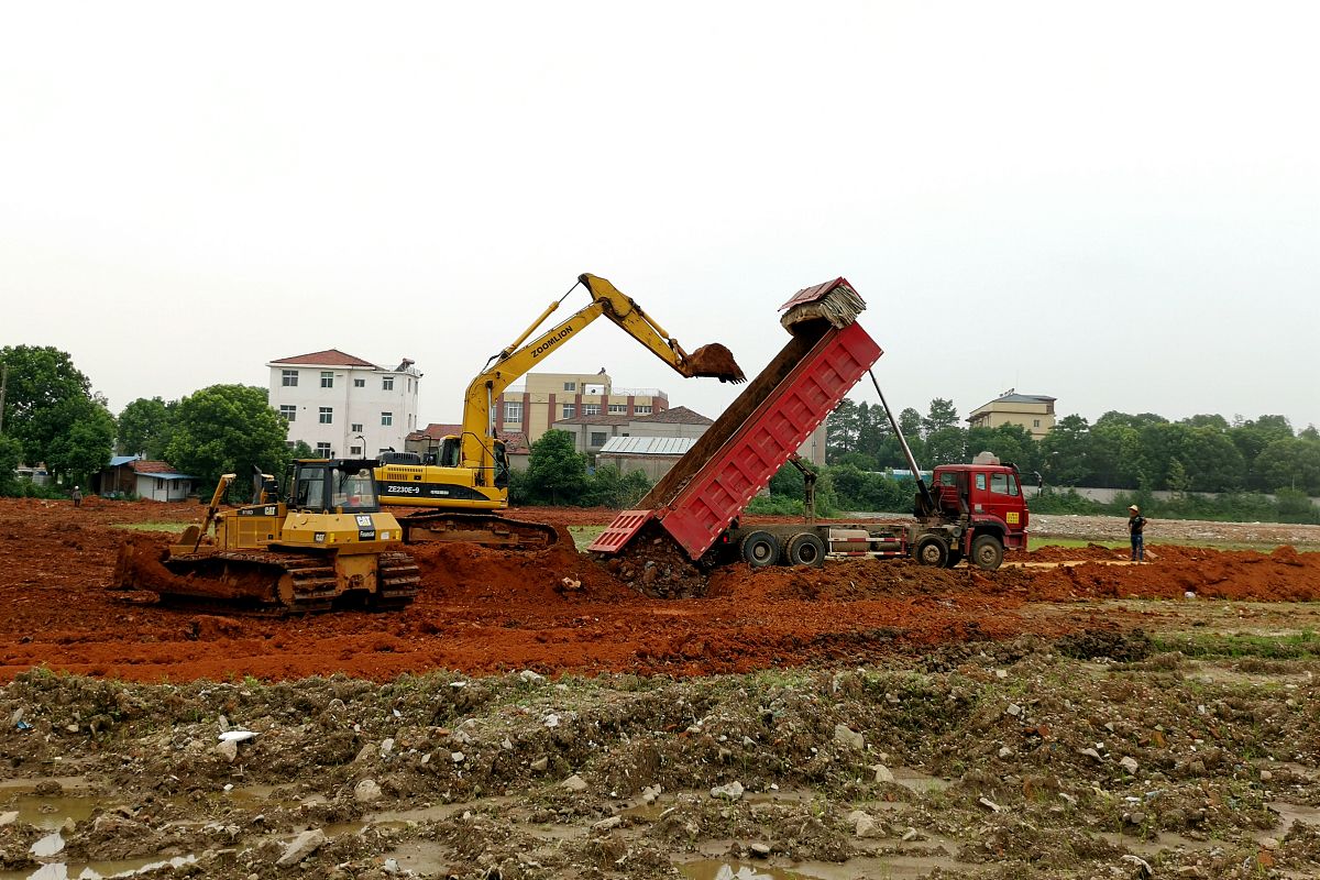 西安现代挖掘机学校与大家分享挖沟基本操作。