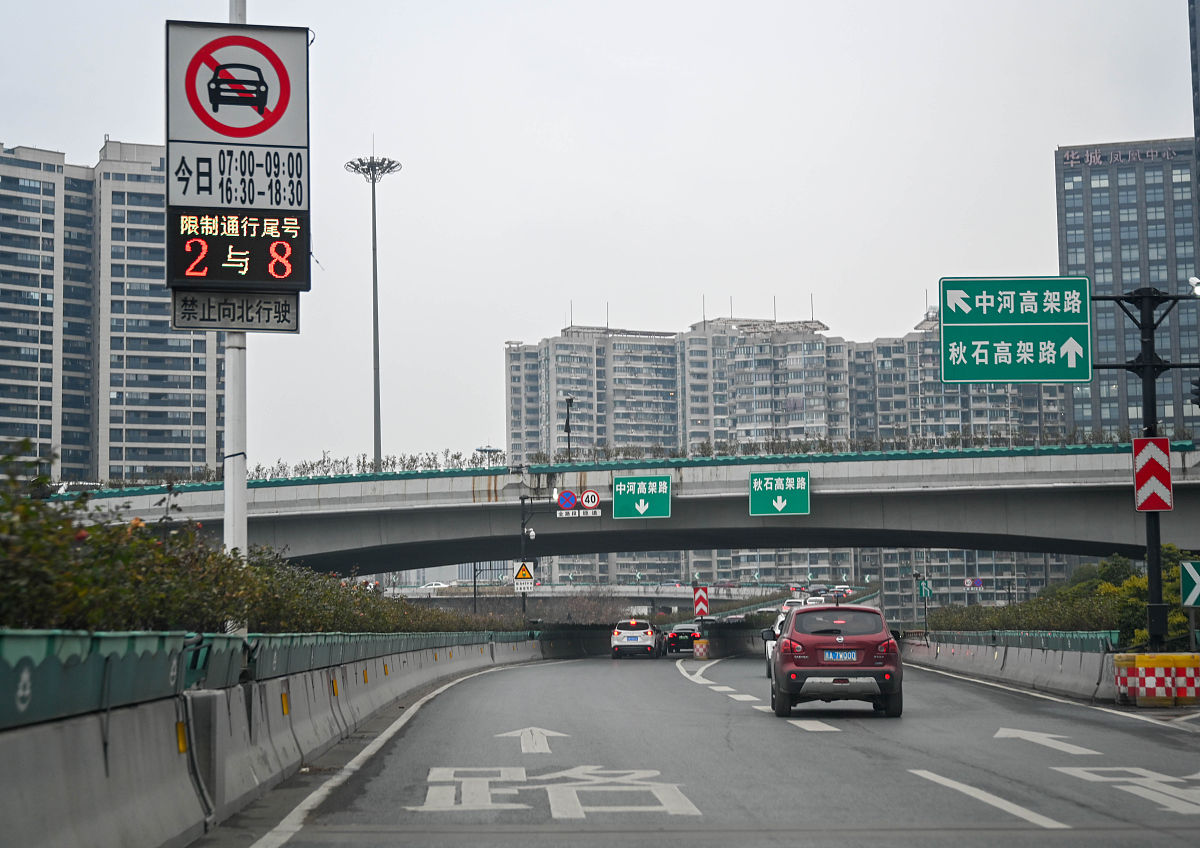 杭州单双号限行首日见效！早高峰车流量大减、地铁增开班次