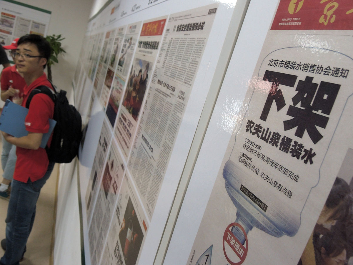 在宣传我们的产品的时候我们说了我们的产品被各大新闻媒体争先报道争先报道这个词语委婉吗应该换成什么