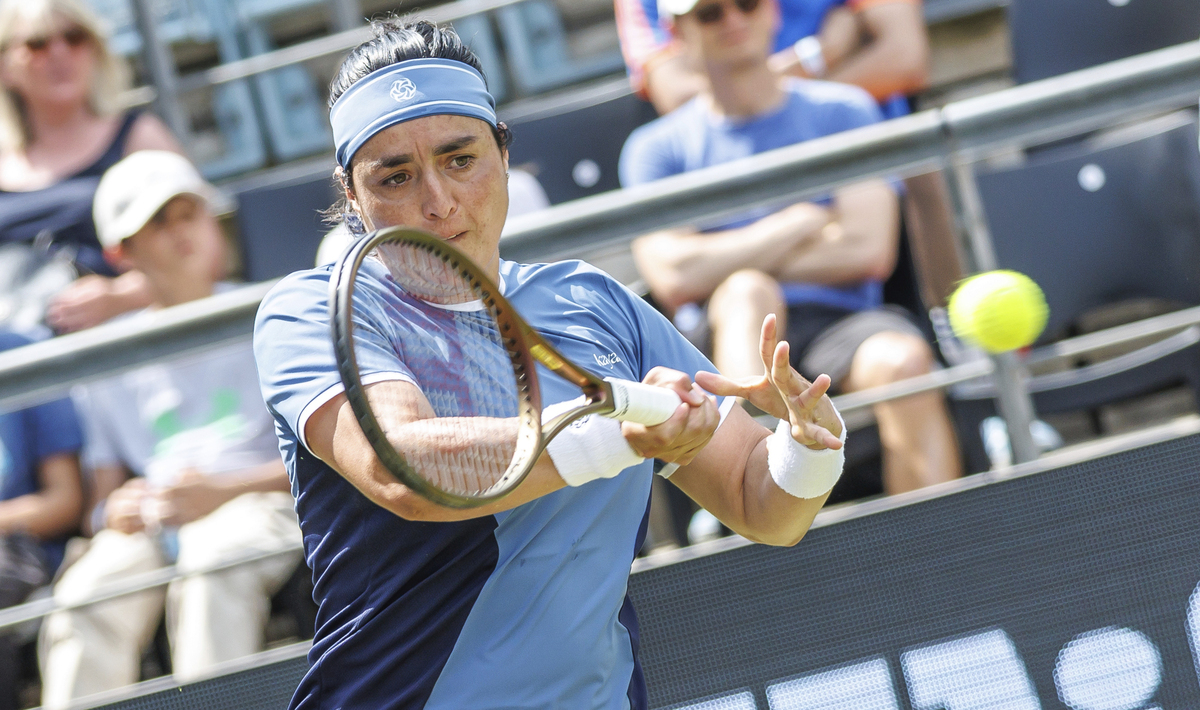 写个新闻稿关于网球赛运动员小李逆转局势最后获胜