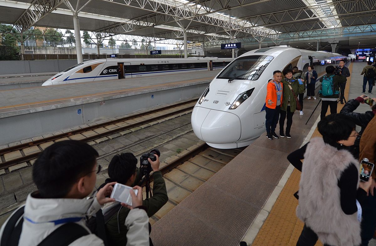 成都航空笑纳高铁红利