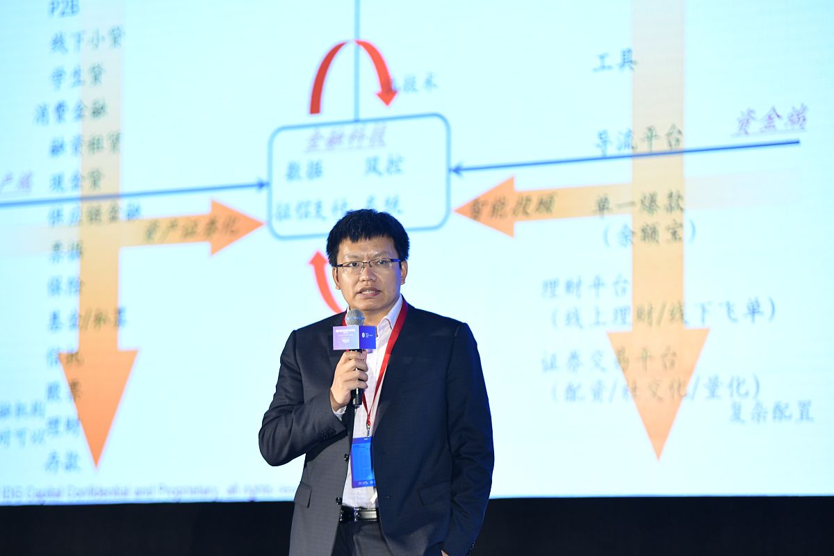 帮我降重这句话：贺爱忠教授强调内容营销关注与顾客的交流与互动针对不同类型的消费者有目的性地输出、传递有价值的关联信息。