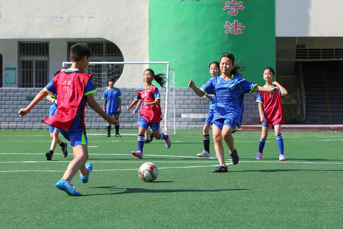 2021年7月30日,湖北省襄阳市,在老河口市第二小学校内暑期托管足球课